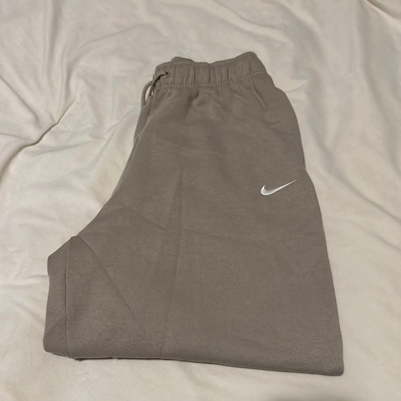 Nike Sweatpants - Picture 3 of 5